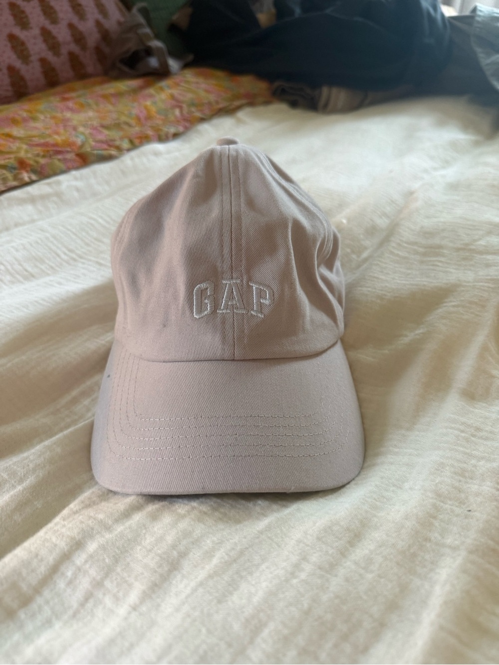 GAP Men’s Pale Pink Embroidered Logo Baseball Cap